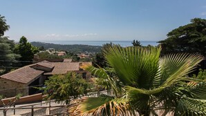 Ein Küstenort mit traditioneller Architektur und Blick aufs Meer.