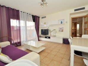 Living area - Cozy Apartment - A/C, 300m from Beach, Pool & Parking in Lloret de Mar (Lloret de Mar)