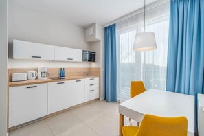 Een koelkast, een microgolfoven, een kookplaat, een vaatwasser