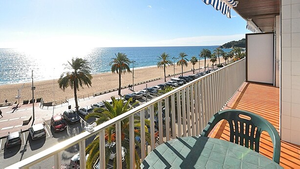A balcony with a view of a beach and the sea. - 2-BR Apartment, 4-6 people, Lloret de Mar center, WiFi, close to beach (Lloret de Mar)