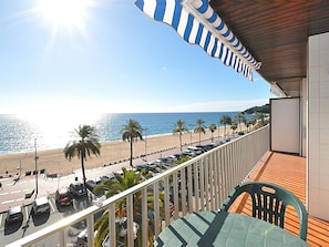 Un balcón con vista a la playa y al mar.