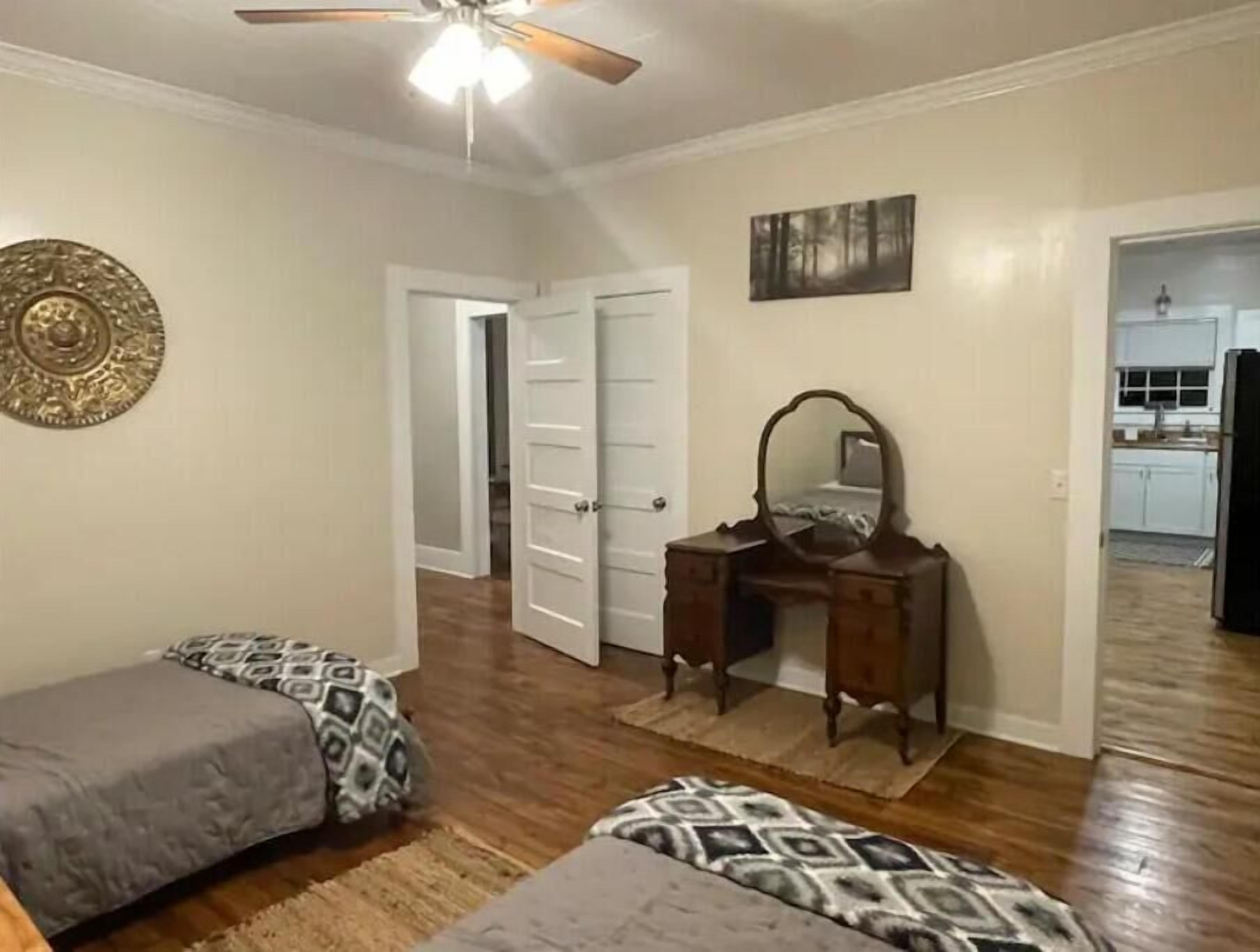 3 habitaciones, tabla de planchar con plancha y wifi gratis 