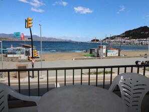 Outdoor dining - Seaside Apartment in El Port de la Selva with Parking (El Port de la Selva)