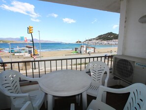 Outdoor dining - Seaside Apartment in El Port de la Selva with Parking (El Port de la Selva)