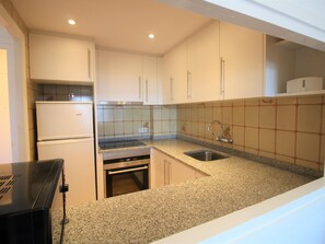 Mikrowelle, Ofen, Herdplatte, Wasserkocher mit Kaffee-/Teezubehör