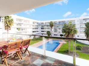 Outdoor dining - Charming Family Apartment in Santa Margarita: Pool, Parking, Near Beach and Shops (Roses)
