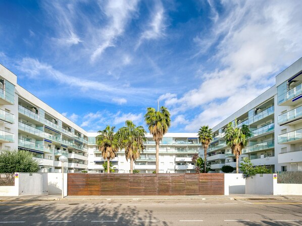 Exterior - Charming Family Apartment in Santa Margarita: Pool, Parking, Near Beach and Shops (Roses)