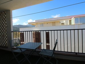 Outdoor dining - Renovated beachfront apartment with parking in Port de la Selva (El Port de la Selva)