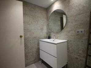 Bathroom - Renovated beachfront apartment with parking in Port de la Selva (El Port de la Selva)