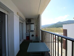Outdoor dining - Renovated beachfront apartment with parking in Port de la Selva (El Port de la Selva)