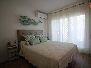 1 bedroom, free WiFi - Renovated beachfront apartment with parking in Port de la Selva (El Port de la Selva)