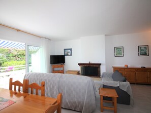 Interior - Spacious Ground Floor Apartment with Terrace & Garden, 200m from Grifeu Beach (Llanç à)