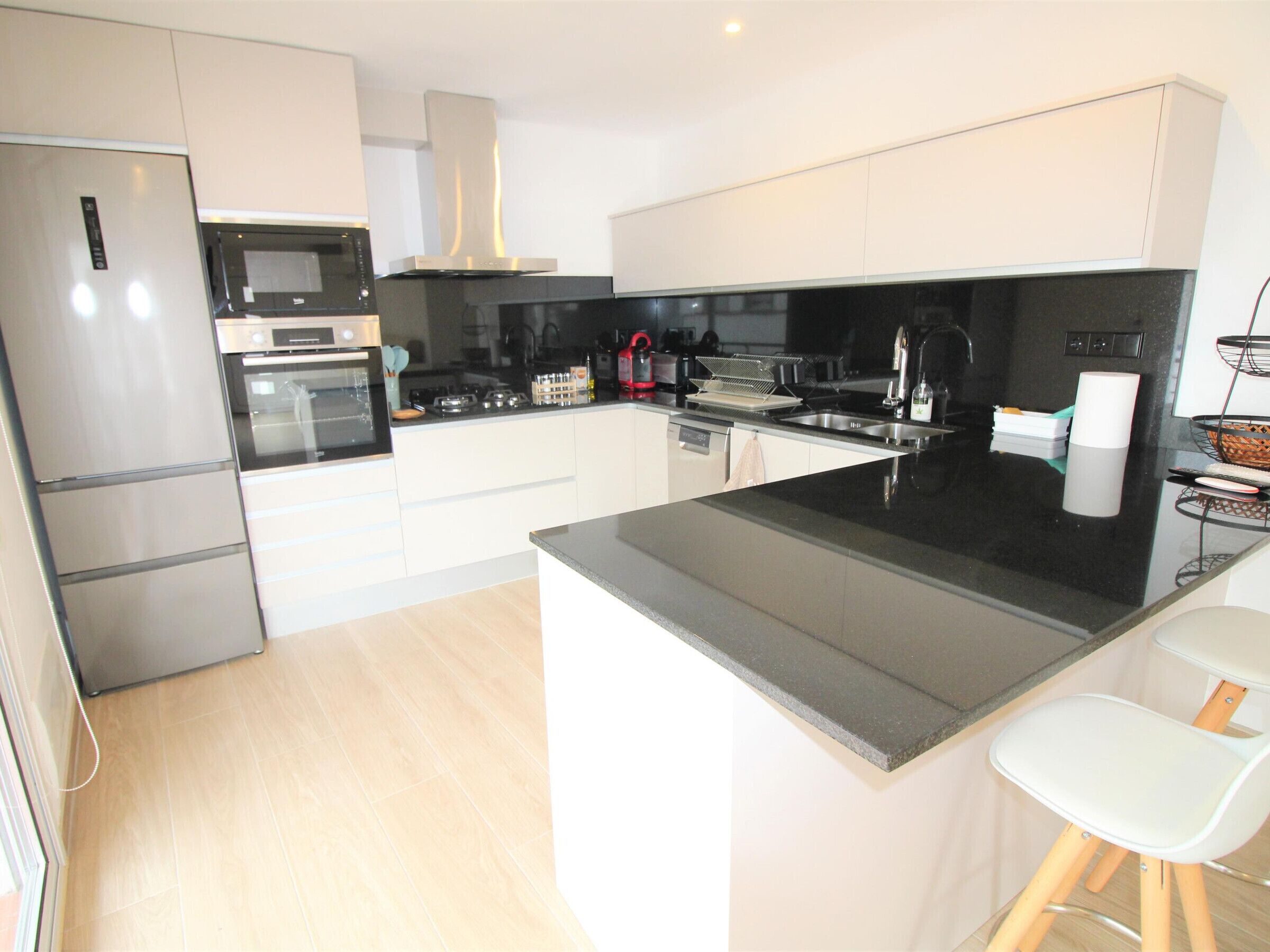 雪櫃、微波爐、焗爐、爐具