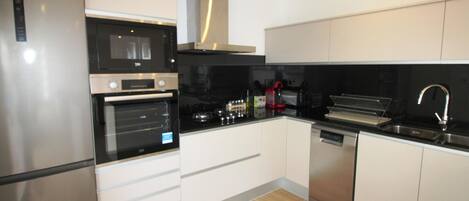 Kühlschrank, Mikrowelle, Ofen, Herdplatte