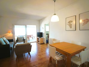 TV - Penthouse with Terrace and Air Conditioning, Near Beach (Llançà)
