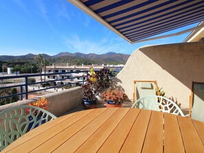 Outdoor dining - Modern seafront apartment with air conditioning in Llançà (Llançà)