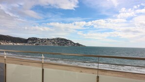 A balcony with a view of the sea and a hillside town. - Modern Apartment with Panoramic Sea View & Terrace, by the Beach – Costa Brava (Roses)
