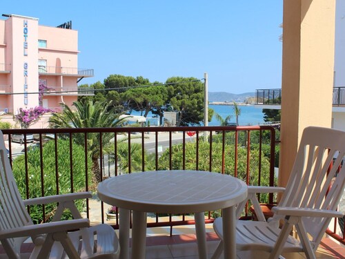 2-Bedroom Apt with Terrace Opposite Grifeu Beach