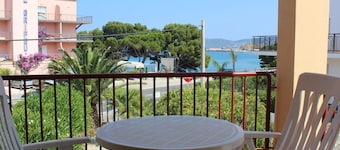 2-Bedroom Apt with Terrace Opposite Grifeu Beach