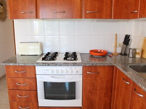 Refrigerador, microondas, parrilla de estufa y cafetera y tetera 