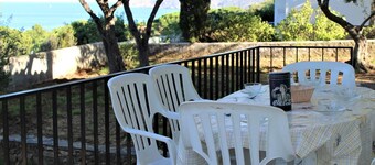 Family home with garden and sea view in Llançà