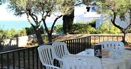 Family home with garden and sea view in Llançà