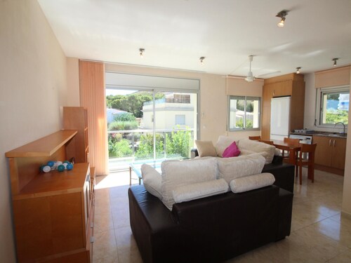 Appartement neuf avec piscine, jardin, à 400 m de la plage et près des commerces, idéal pour familles.