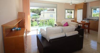 Appartement neuf avec piscine, jardin, à 400 m de la plage et prÚs des commerces, idéal pour familles.