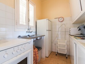 Micro-ondes, four, plaque de cuisson, cafetière/bouilloire