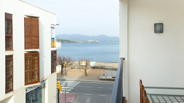 Un balcón con vista a la playa y las montañas.