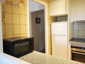 Micro-ondes, four, plaque de cuisson, cafetière/bouilloire