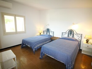 2 bedrooms, free WiFi - Bright apartment with terrace and parking 300m from the beach (Llançà)