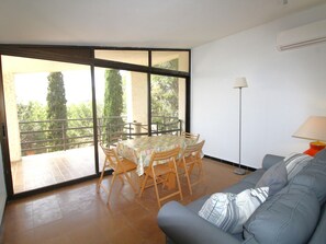 Living area - Bright apartment with terrace and parking 300m from the beach (Llançà)