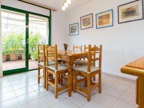 Dining - Bright Apartment with Shared Garden and Pool, 600m from Beach, A/C, WiFi, Parking Included (Llançà)