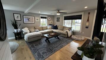 Smart-TV, Tischtennisplatte, Bücher, Musikbibliothek