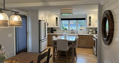 Beach house, inground pool, hot tub, Large backyard,1.5 Miles from Misquamicut