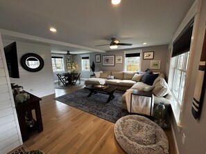 Smart TV, table tennis, books, music library - Beach house, inground pool, hot tub, Large backyard,1.5 Miles from Misquamicut (Westerly)