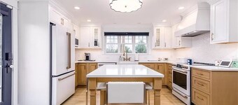 Beach house, inground pool, hot tub, Large backyard,1.5 Miles from Misquamicut