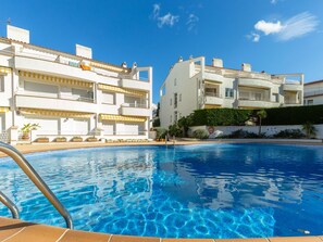 Pool - Cozy Apartment with Pool, WiFi, and Garage - 200m from La Farella Beach (Llançà)