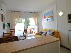 TV - Cozy Apartment with Pool, WiFi, and Garage - 200m from La Farella Beach (Llançà)
