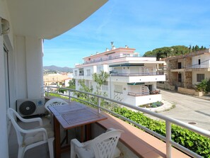 Outdoor dining - Cozy Apartment with Pool, WiFi, and Garage - 200m from La Farella Beach (Llançà)
