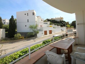 Outdoor dining - Cozy Apartment with Pool, WiFi, and Garage - 200m from La Farella Beach (Llançà)