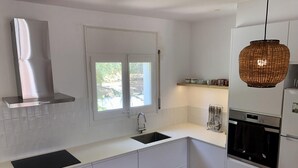Kaffetrakter/tekoker, kjøleskap, mikrobølgeovn og ovn