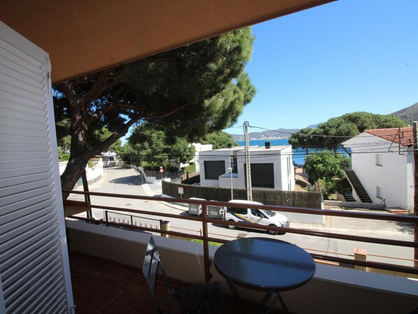 Outdoor dining - A RECER - Apartamento acogedor, tranquilo y bien situado, a tan sólo 100 m. de la playa. (Llançà)