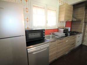Kühlschrank, Mikrowelle, Ofen, Herdplatte