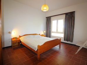 3 bedrooms, free WiFi - Spacious Apartment with Large Terrace and Garage in Fané de Baix, 50m from Llançà Bypass (Llançà)