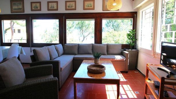 A living room with a sofa, chairs, a table, and a TV. - Spacious Apartment with Large Terrace and Garage in Fané de Baix, 50m from Llançà Bypass (Llançà)