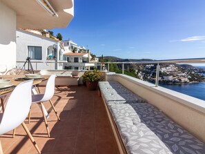 Outdoor dining - JOAN MARGARIT 2-B -Vista excepcional del Mediterráneo con piscina comunitaria. (Roses)