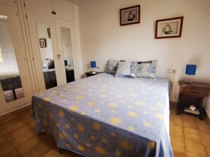 2 bedrooms, free WiFi - JOAN MARGARIT 2-B -Vista excepcional del Mediterráneo con piscina comunitaria. (Roses)