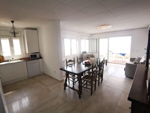Una cocina amplia con comedor, ventanas grandes y vistas al exterior.